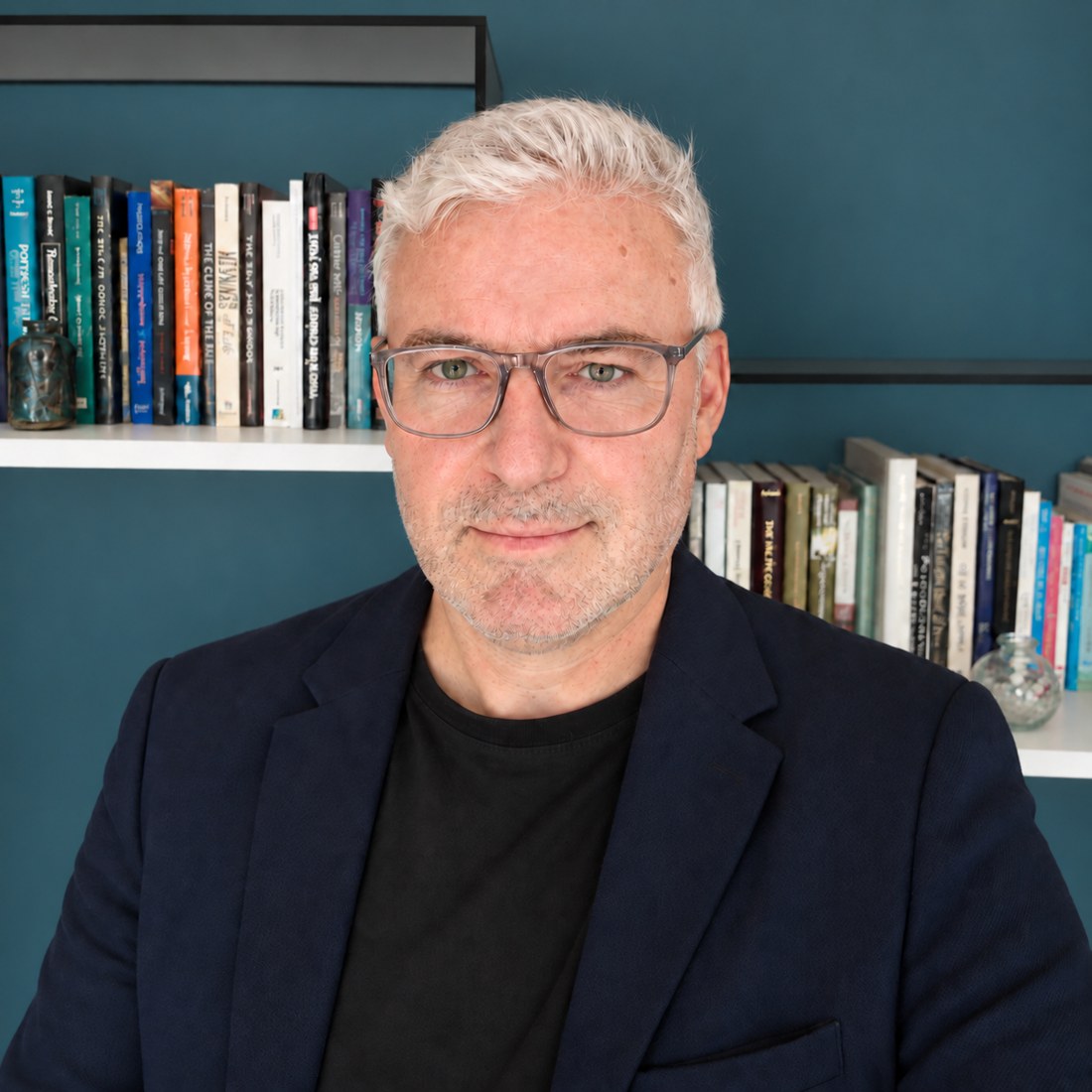Portrait d’Armand Chatard dans son bureau, devant une bibliothèque